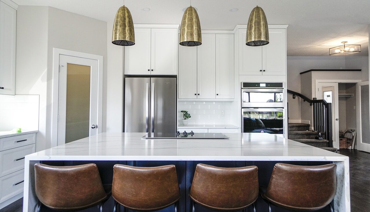 kitchen, bar stools, decor-3689917.jpg