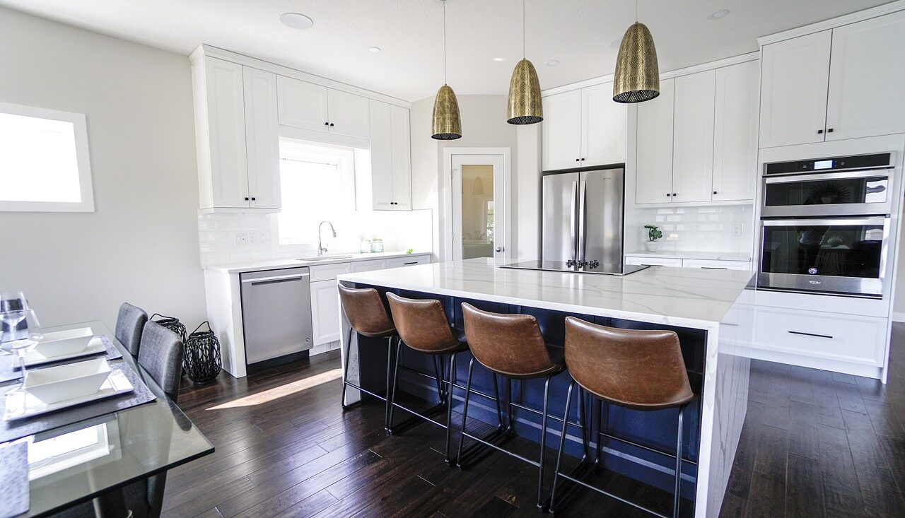 kitchen, bar stools, decor-3689918.jpg